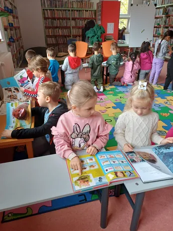 Prvňáčci v knihovně